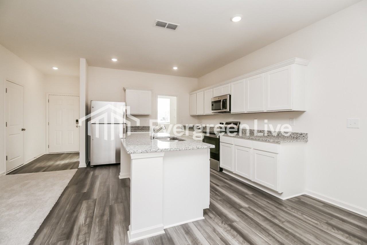 103 Rowlett Pl - Photo 4 of 11