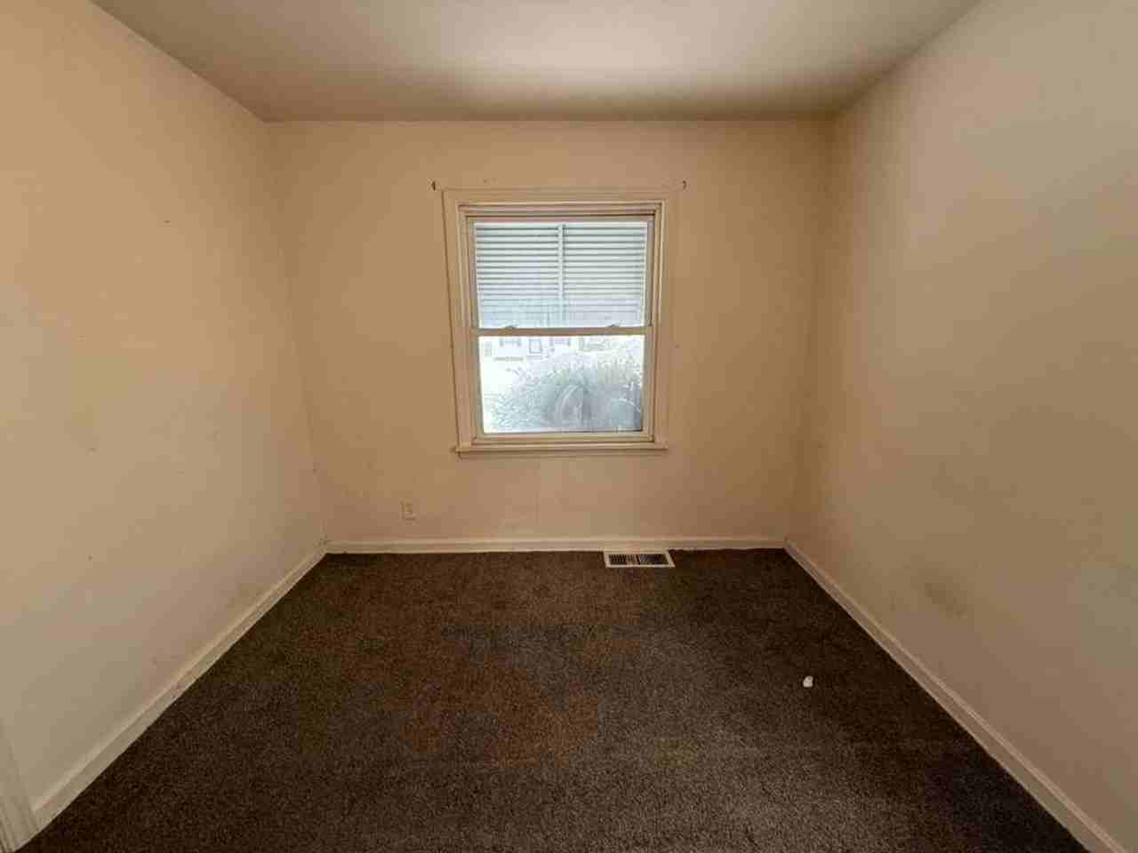 21111 Raymond St - Photo 4 of 17