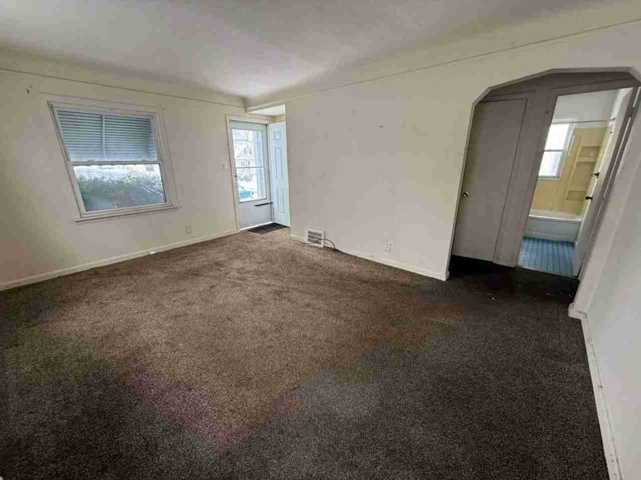 21111 Raymond St - Photo 5 of 17