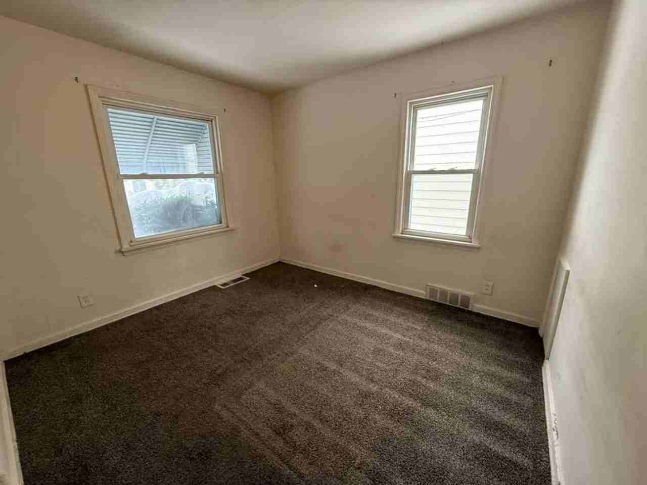 21111 Raymond St - Photo 6 of 17