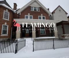 featured image of 1422 E 3rd St