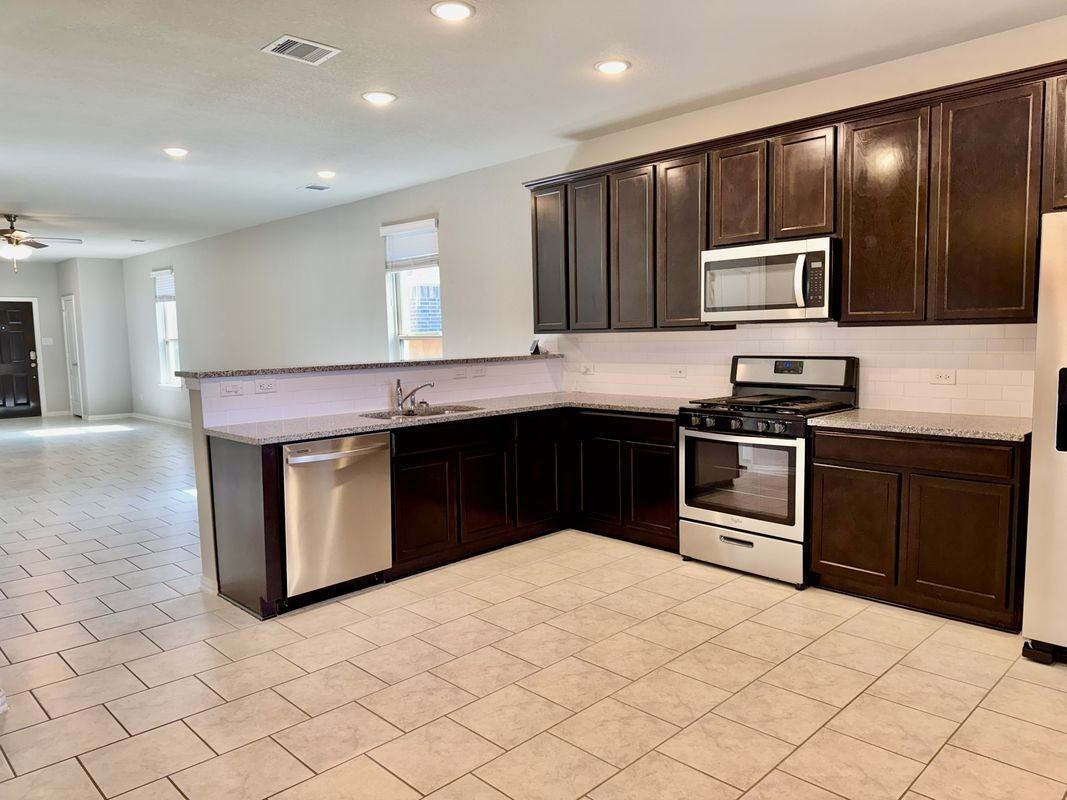 7926 Grandstand Pkwy - Photo 7 of 24