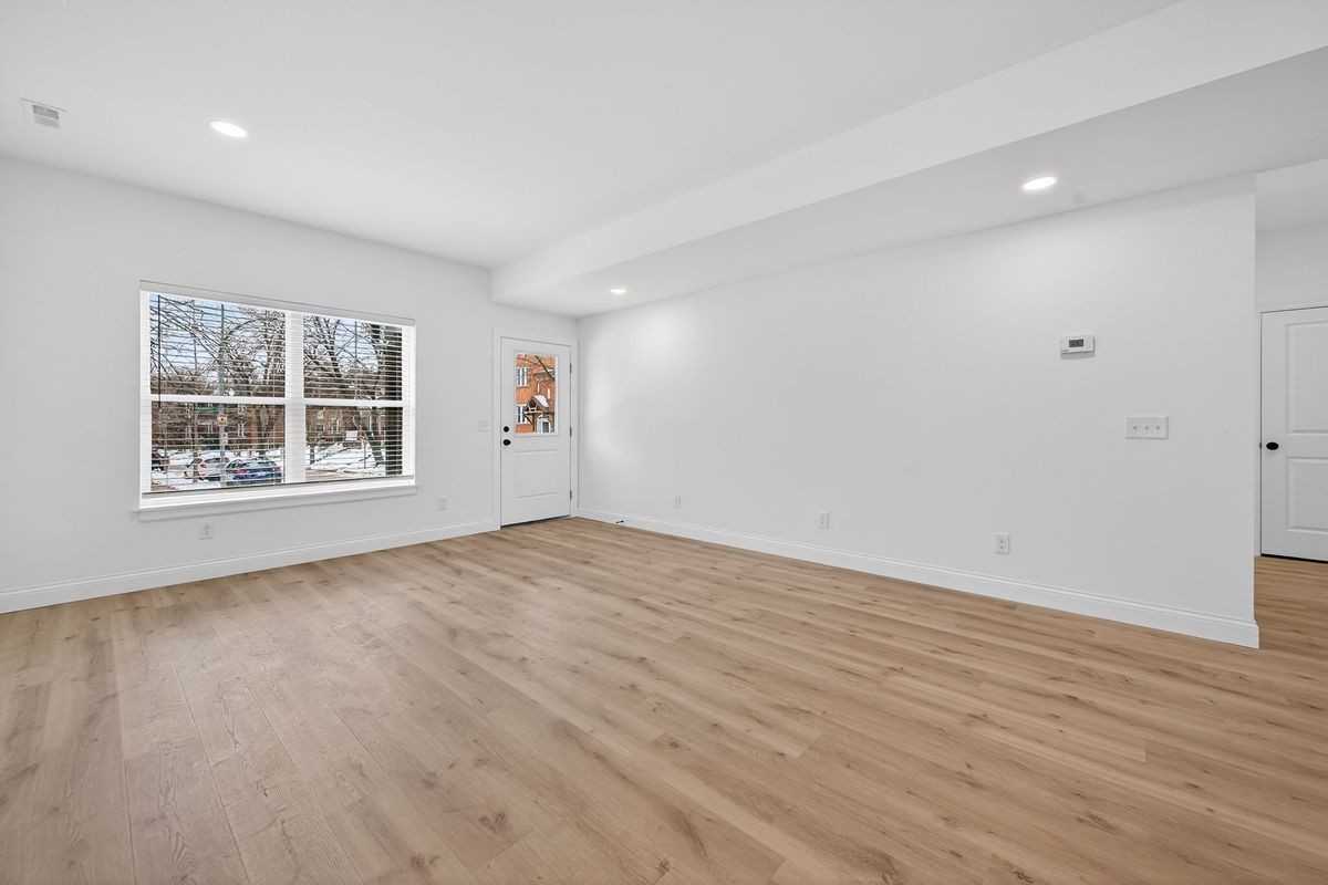 2027 Maury Ave - Photo 4 of 20