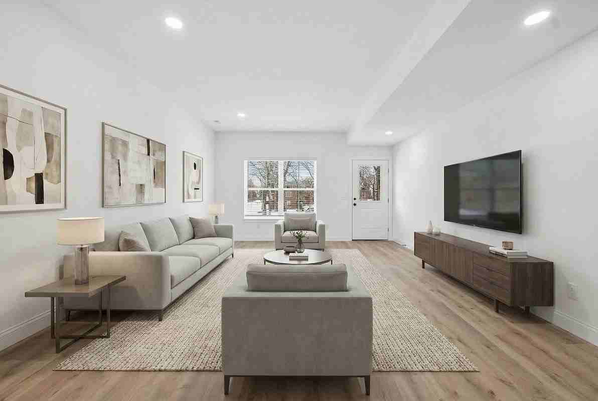 2027 Maury Ave - Photo 2 of 21