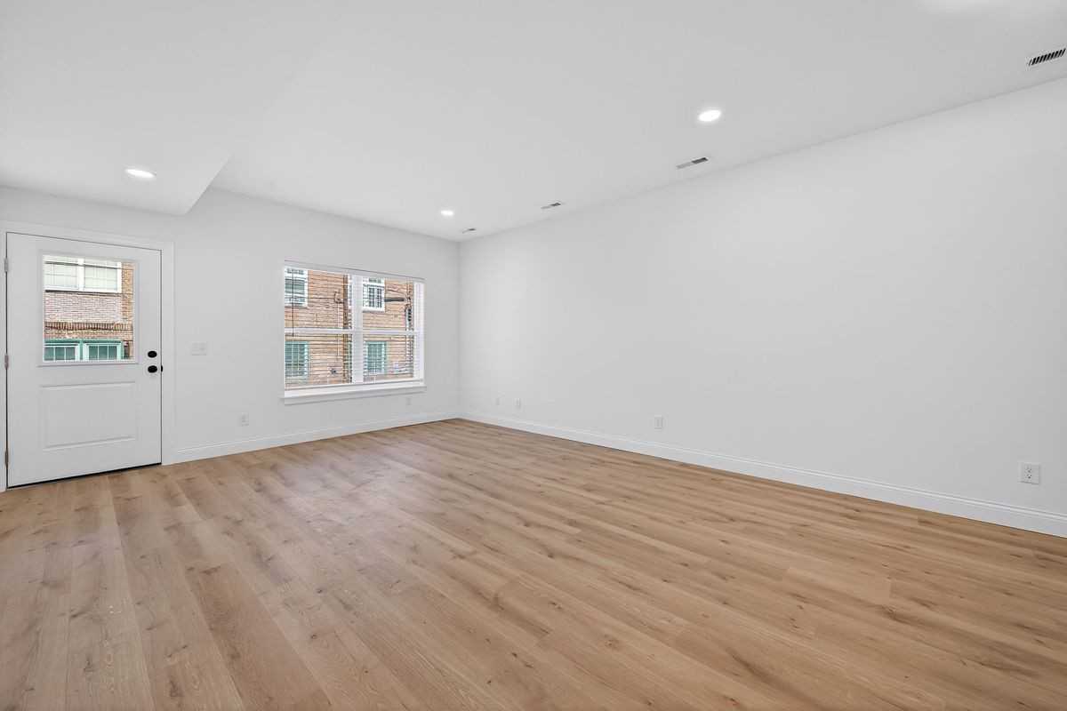 2027 Maury Ave - Photo 4 of 21