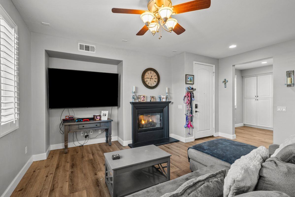 28414 Casselman Ln - Photo 2 of 3