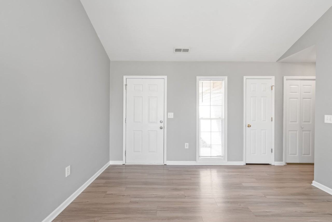 1020 Cranston Crossing Pl - Photo 5 of 33