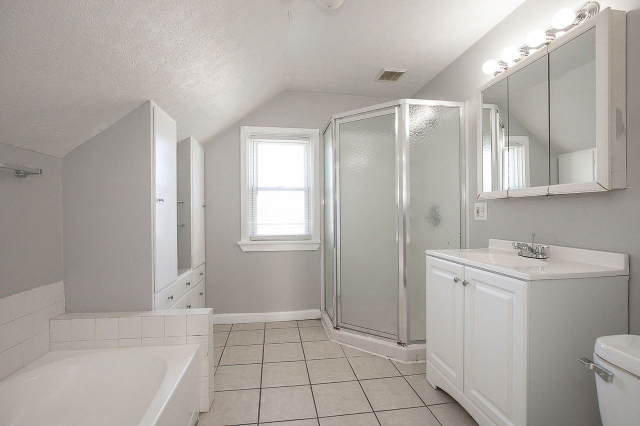 20301 Miller Ave - Photo 4 of 33