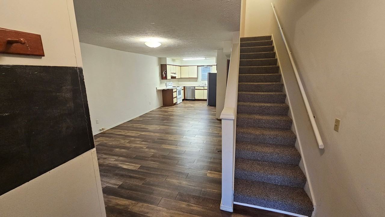 1702 N Lincoln St - Photo 2 of 6