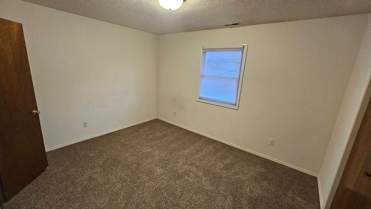 1702 N Lincoln St - Photo 5 of 6