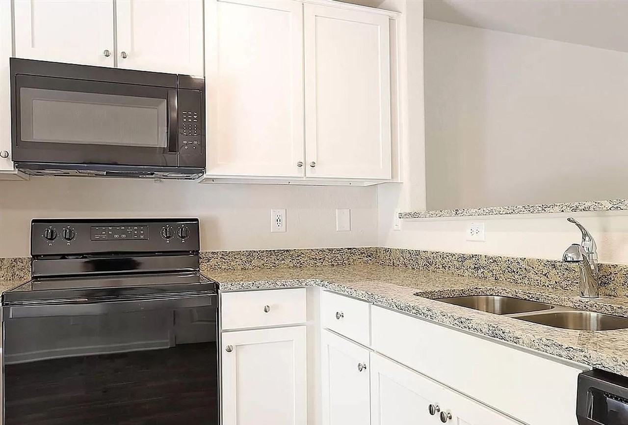 918 E Green St #E109 - Photo 3 of 18