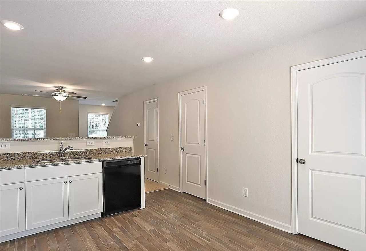 918 E Green St #E109 - Photo 4 of 18