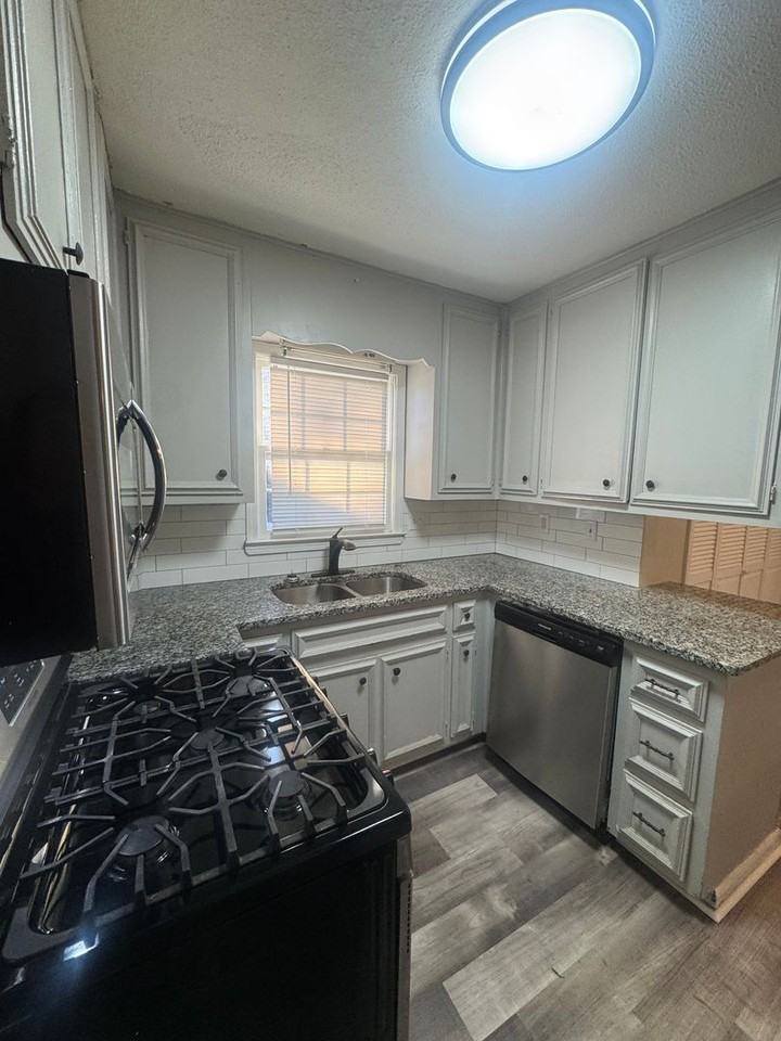 3208 Little John Dr - Photo 3 of 19