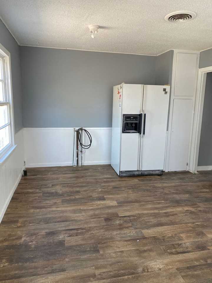 1917 39th St - Photo 6 of 7