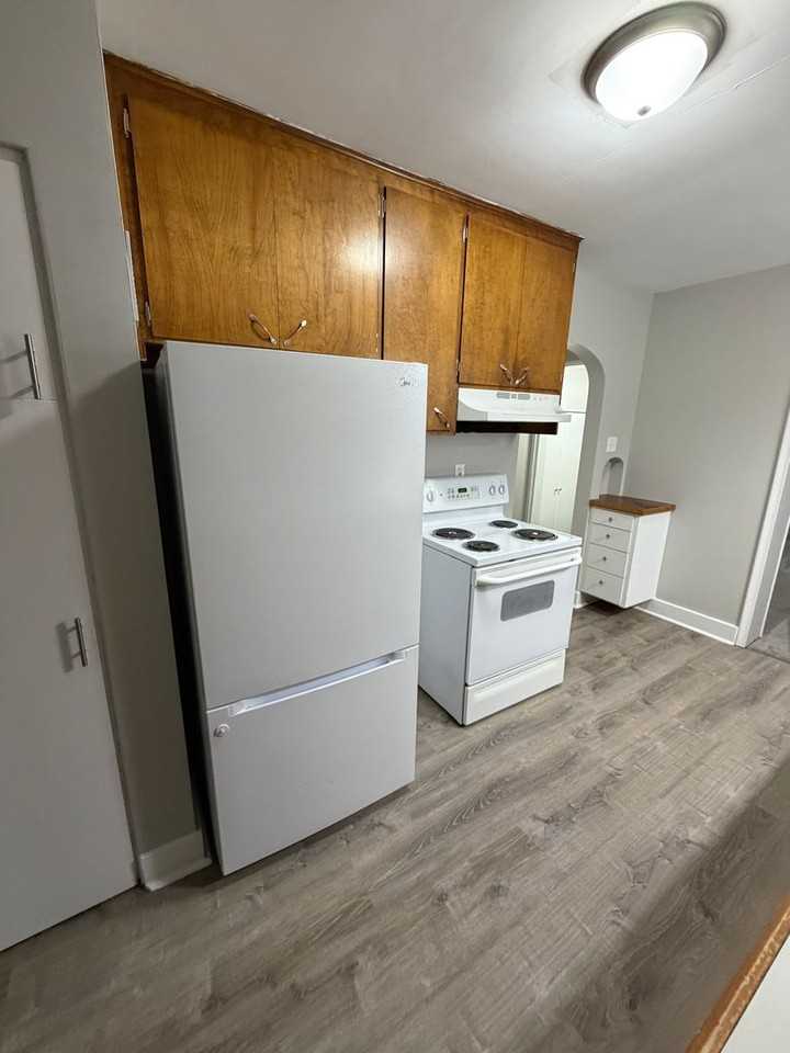 1913 Stirling Ave Lansing, MI 48910 - Photo 3 of 39