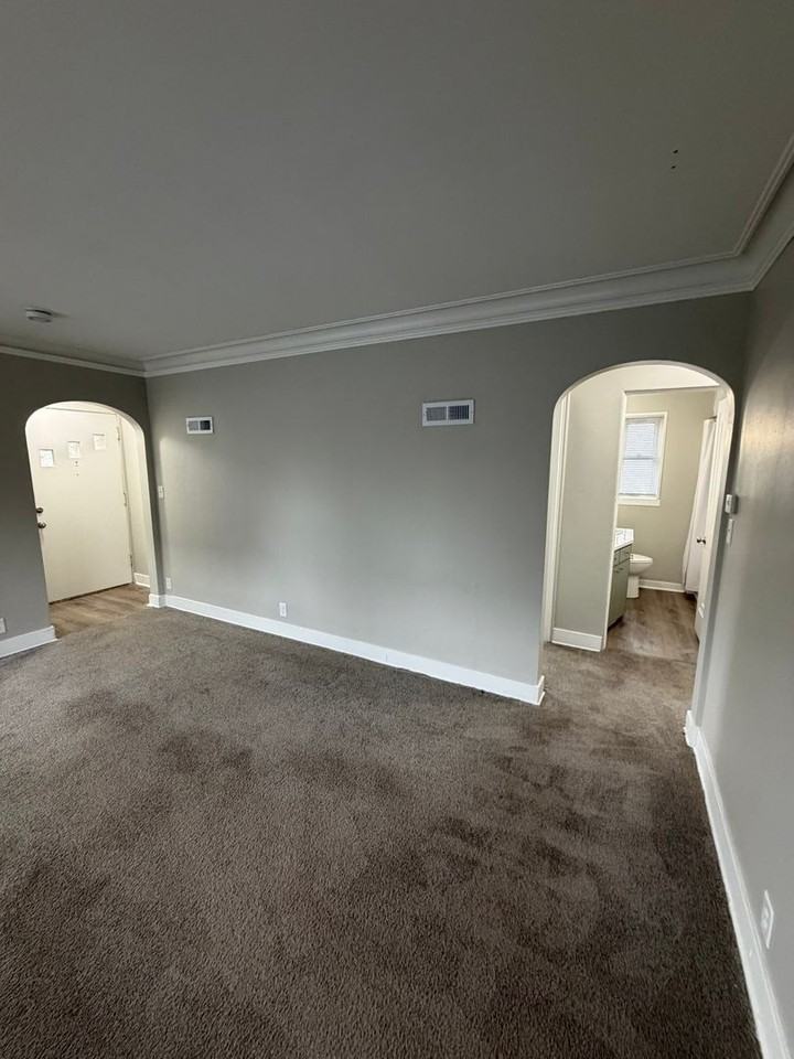 1913 Stirling Ave Lansing, MI 48910 - Photo 5 of 39