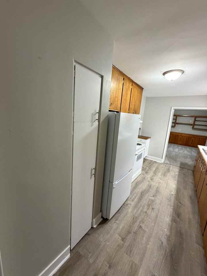 1913 Stirling Ave Lansing, MI 48910 - Photo 7 of 39