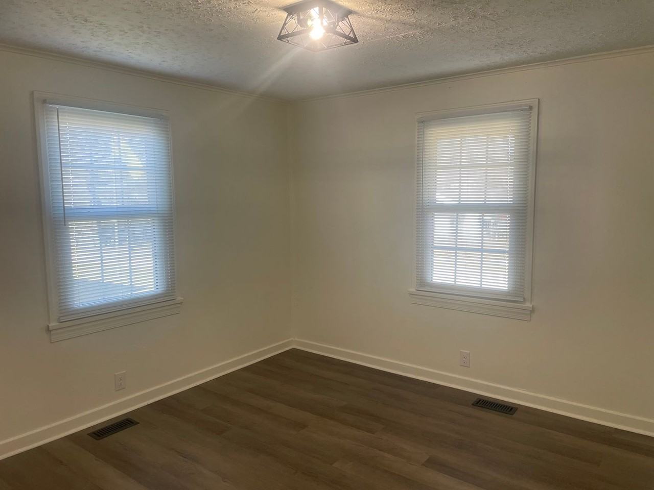 1541 Greenfield Ave - Photo 6 of 19