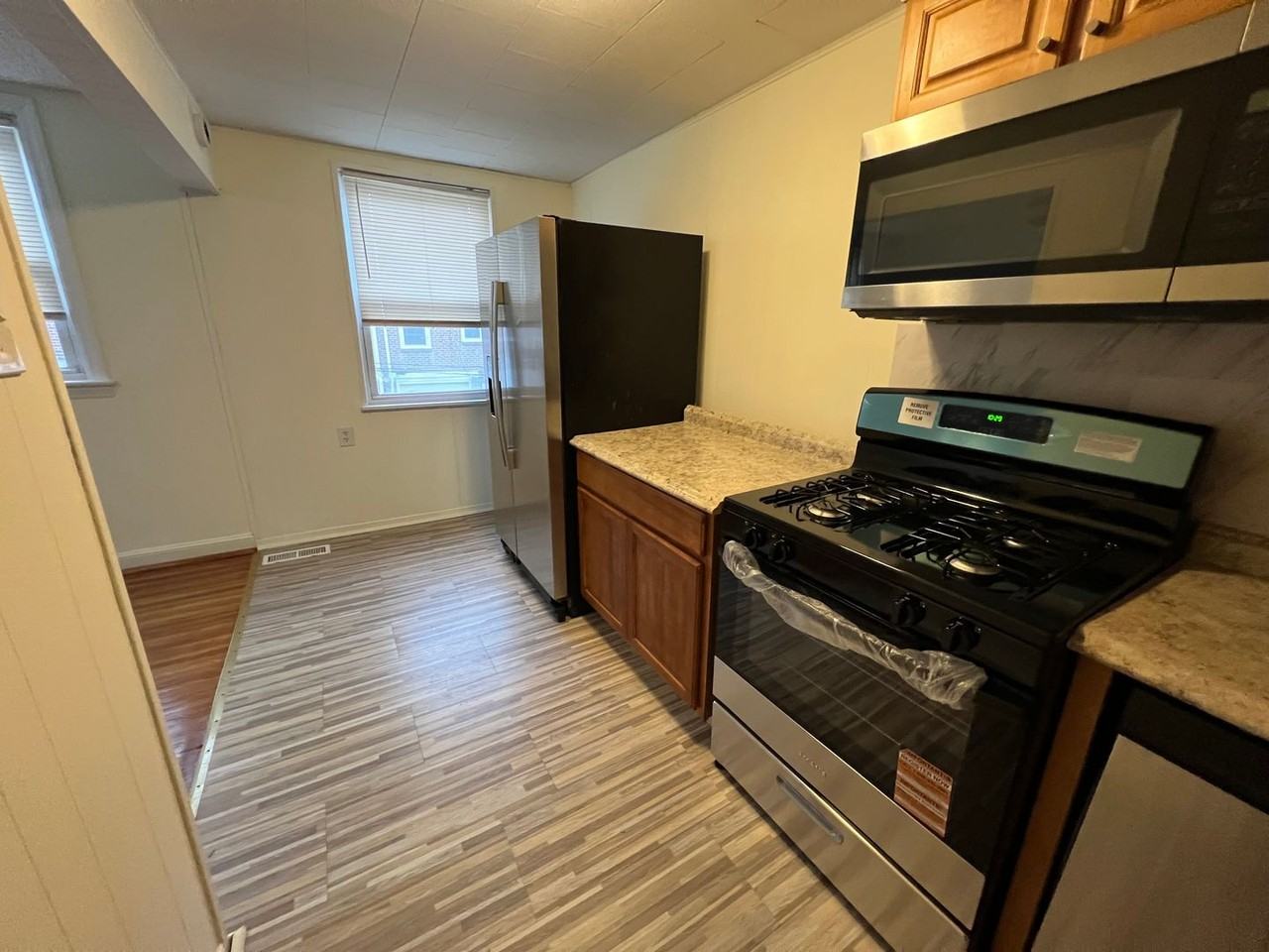 235 W Wyncliffe Ave - Photo 5 of 28