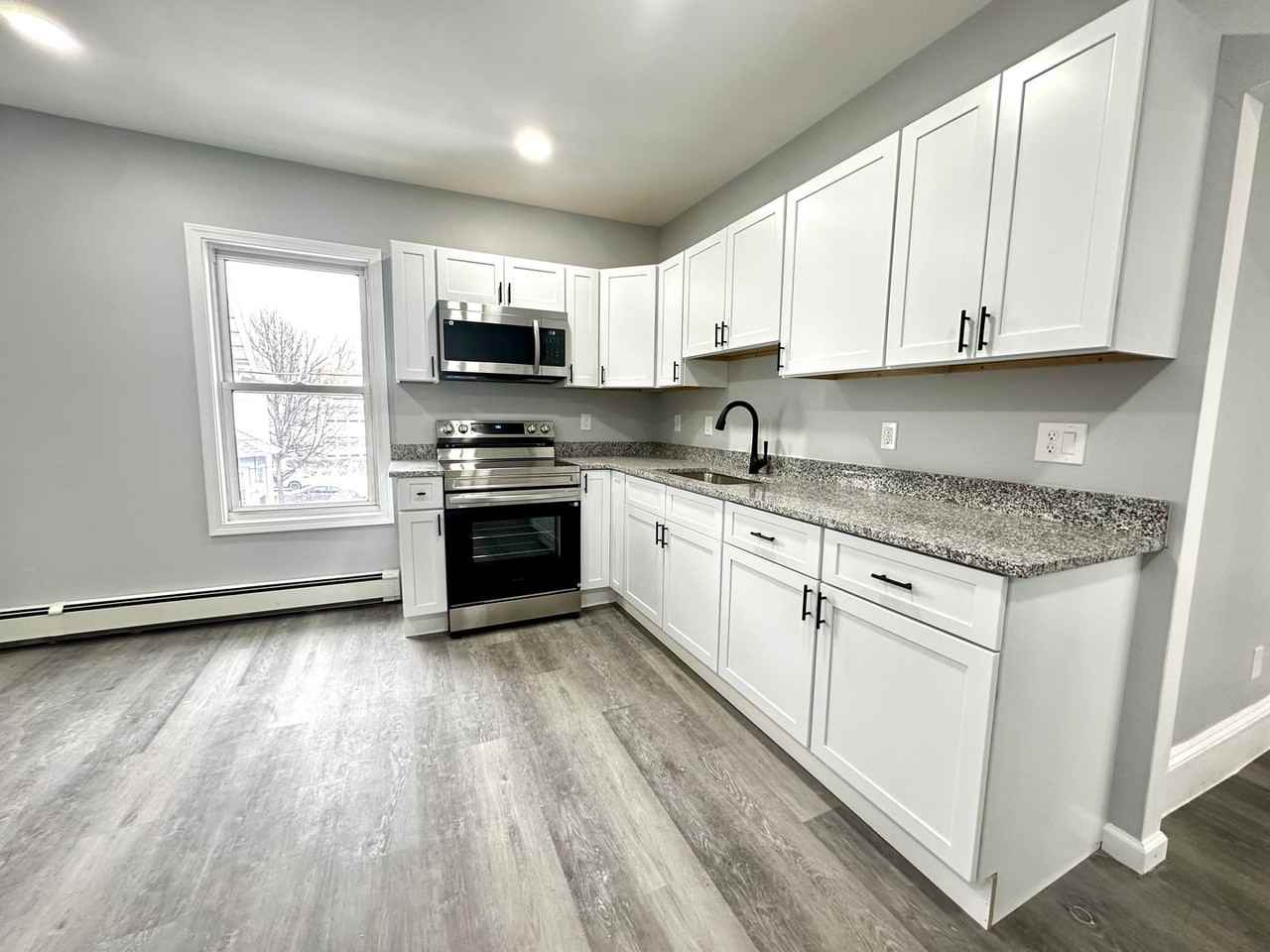 121 Oak St - Photo 2 of 25