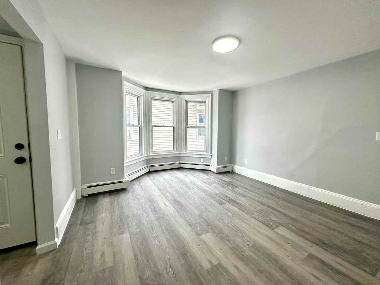 121 Oak St - Photo 4 of 25