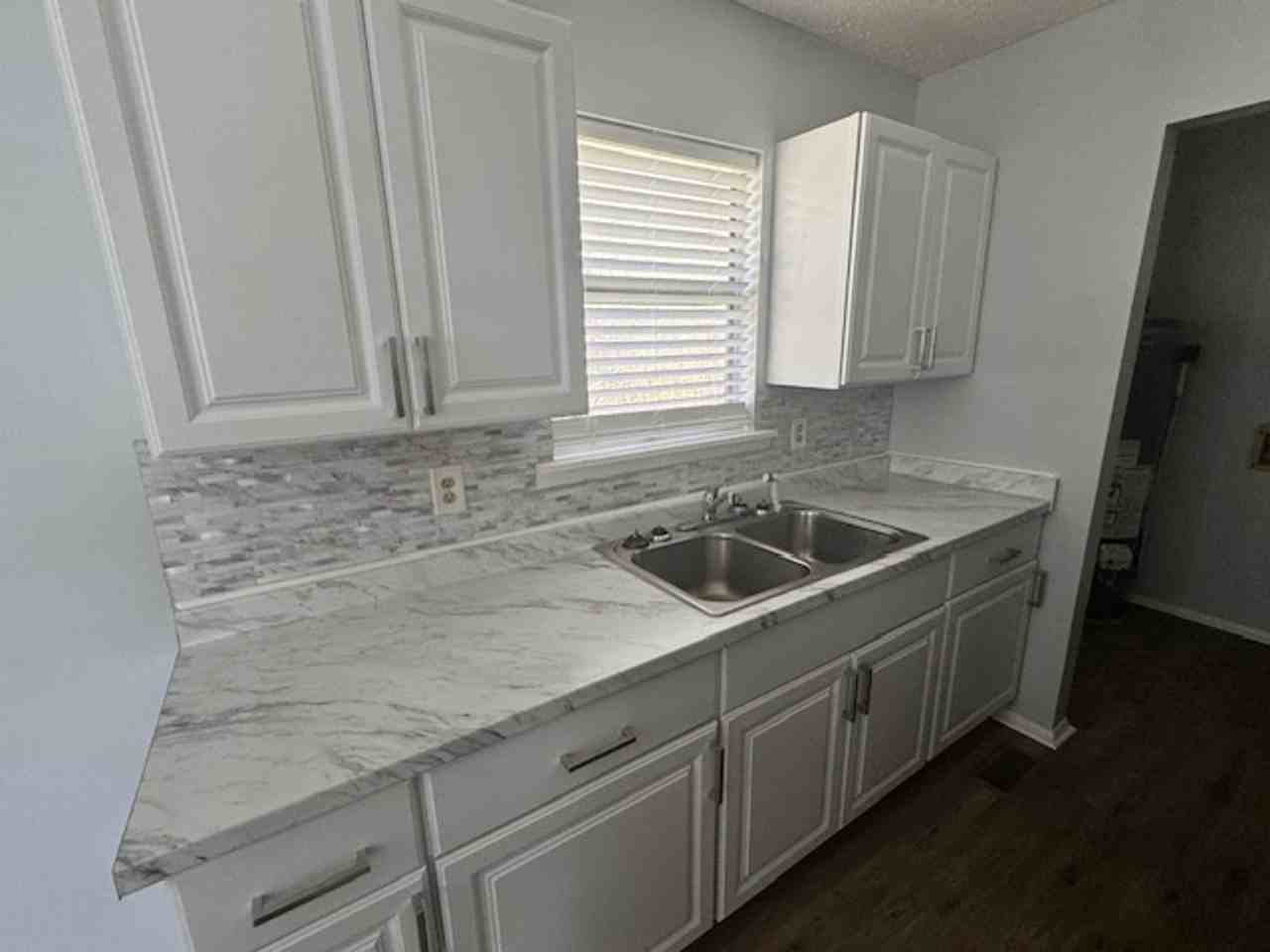 409 Brown St - Photo 4 of 9