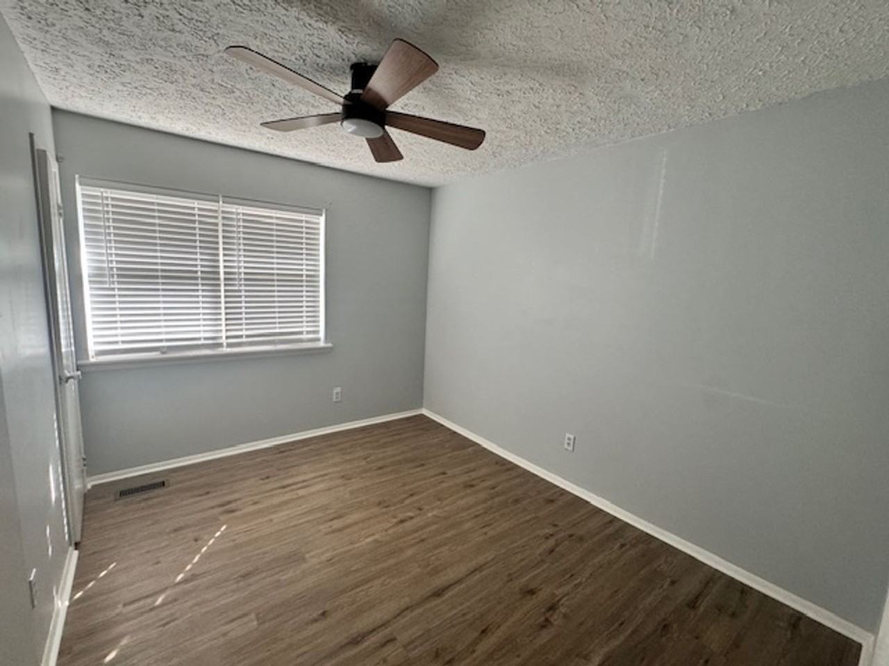 409 Brown St - Photo 5 of 9