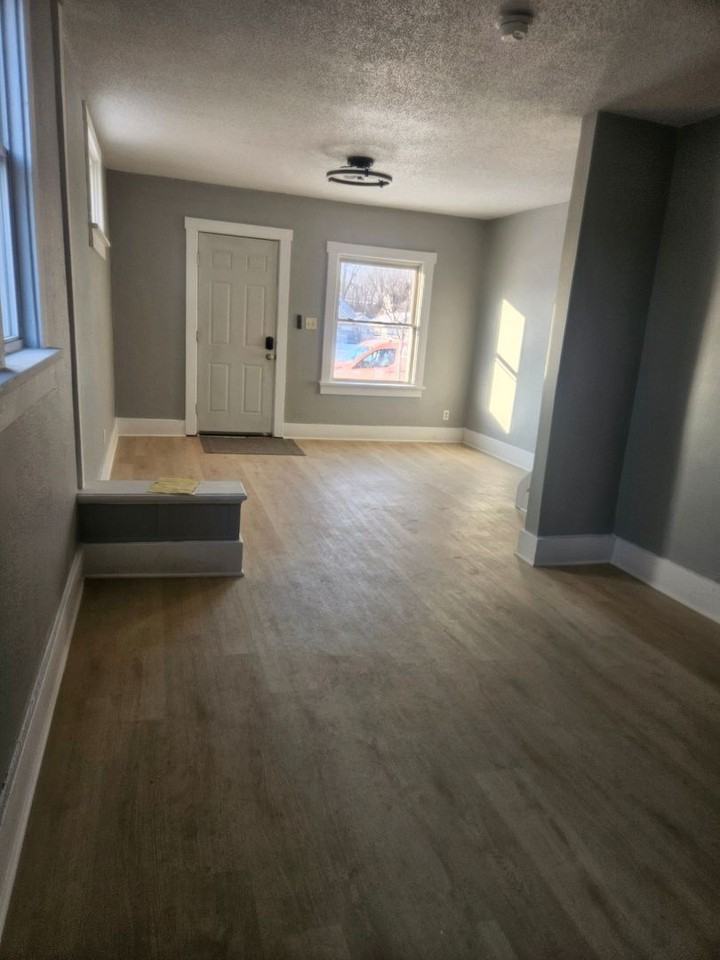 Three bedroom available for an immediate move in! - Photo 3 of 12