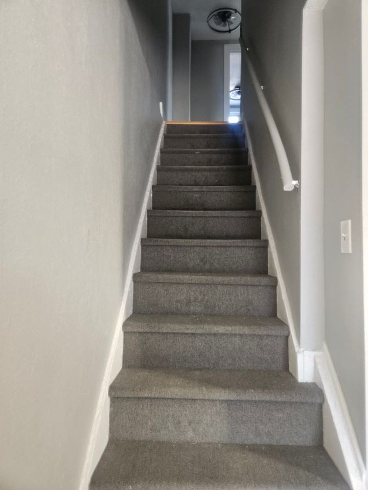 Three bedroom available for an immediate move in! - Photo 4 of 12