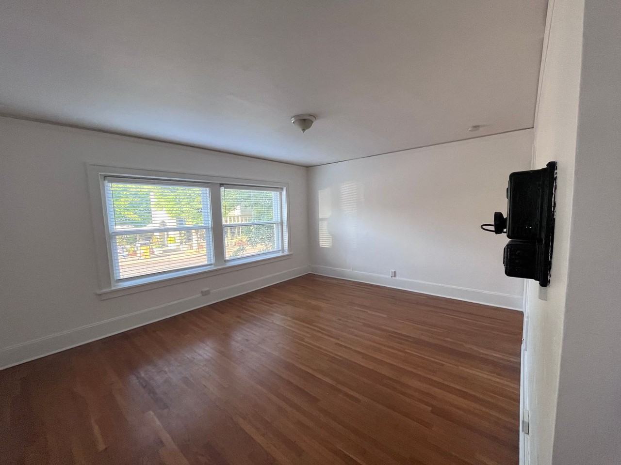 Gainsboro - Photo 3 of 50