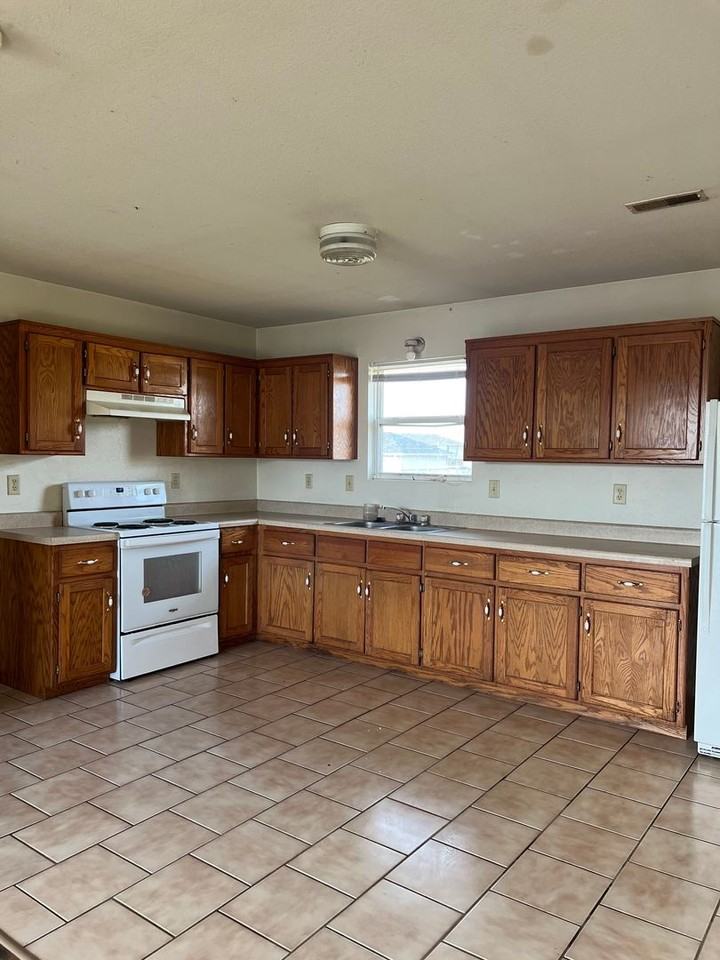 1209 Lake Dr - Photo 3 of 13