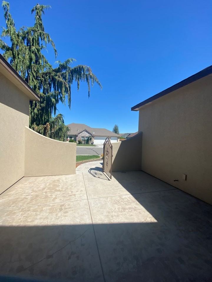 433 Golden Dr - Photo 3 of 36