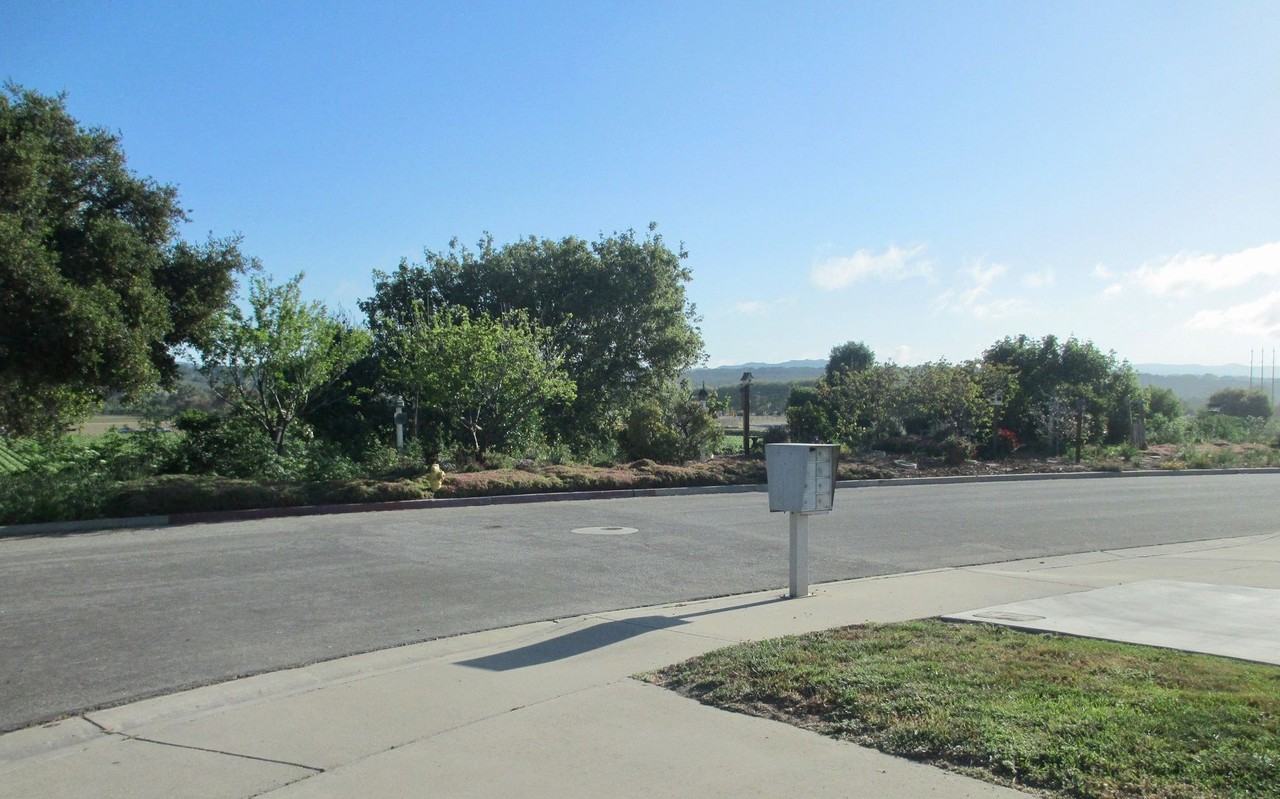 704 Canfield Dr - Photo 2 of 8