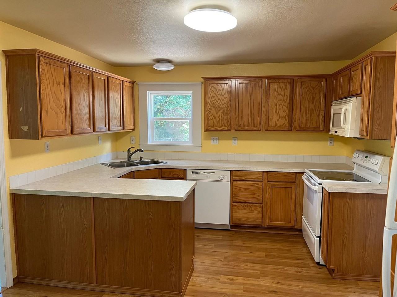 2720 Crater St - Photo 2 of 12