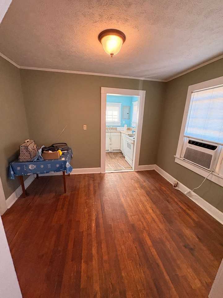 105 Whitehall Rd - Photo 7 of 10