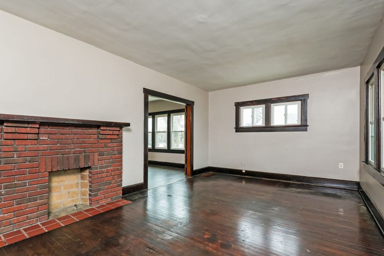 327 N Shaffer St - Photo 3 of 10