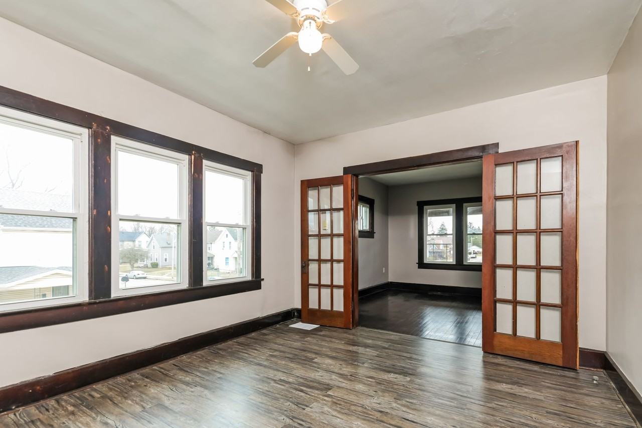 327 N Shaffer St - Photo 5 of 10