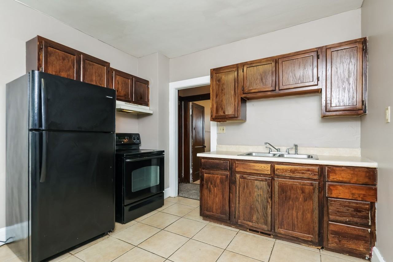 327 N Shaffer St - Photo 6 of 10