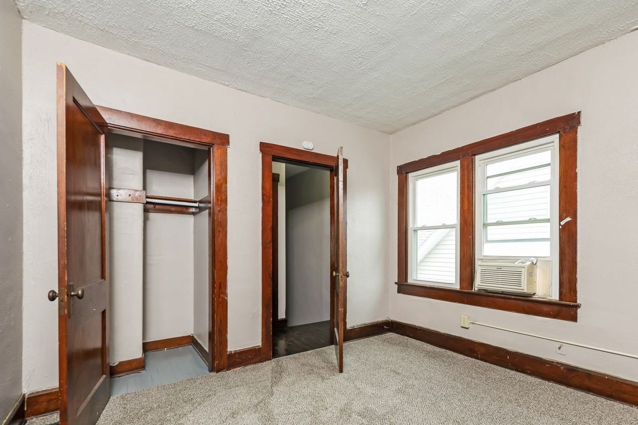 327 N Shaffer St - Photo 7 of 10