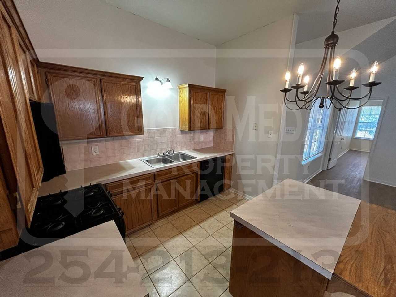 1805 Diana Ln - Photo 5 of 30