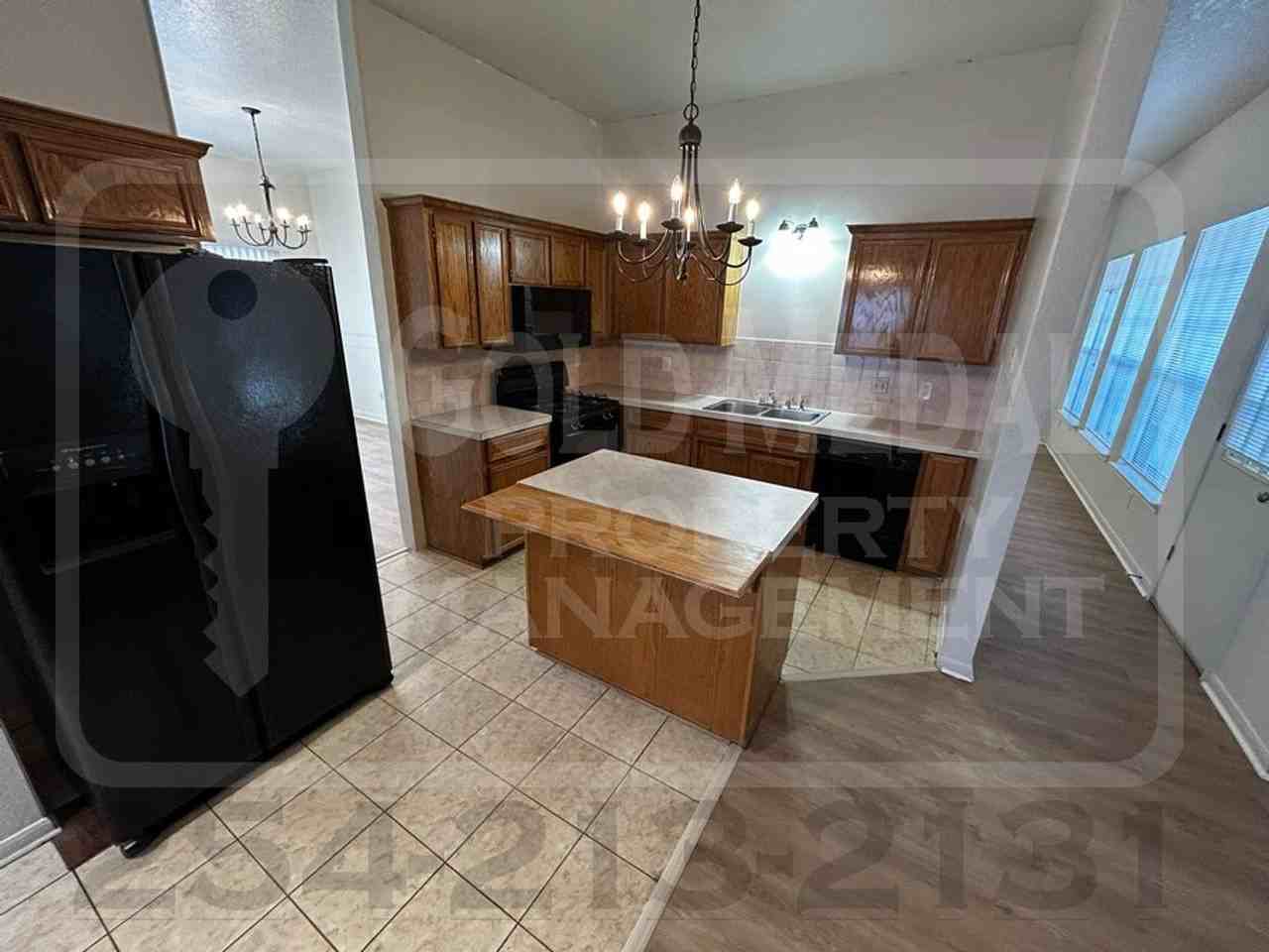 1805 Diana Ln - Photo 6 of 30