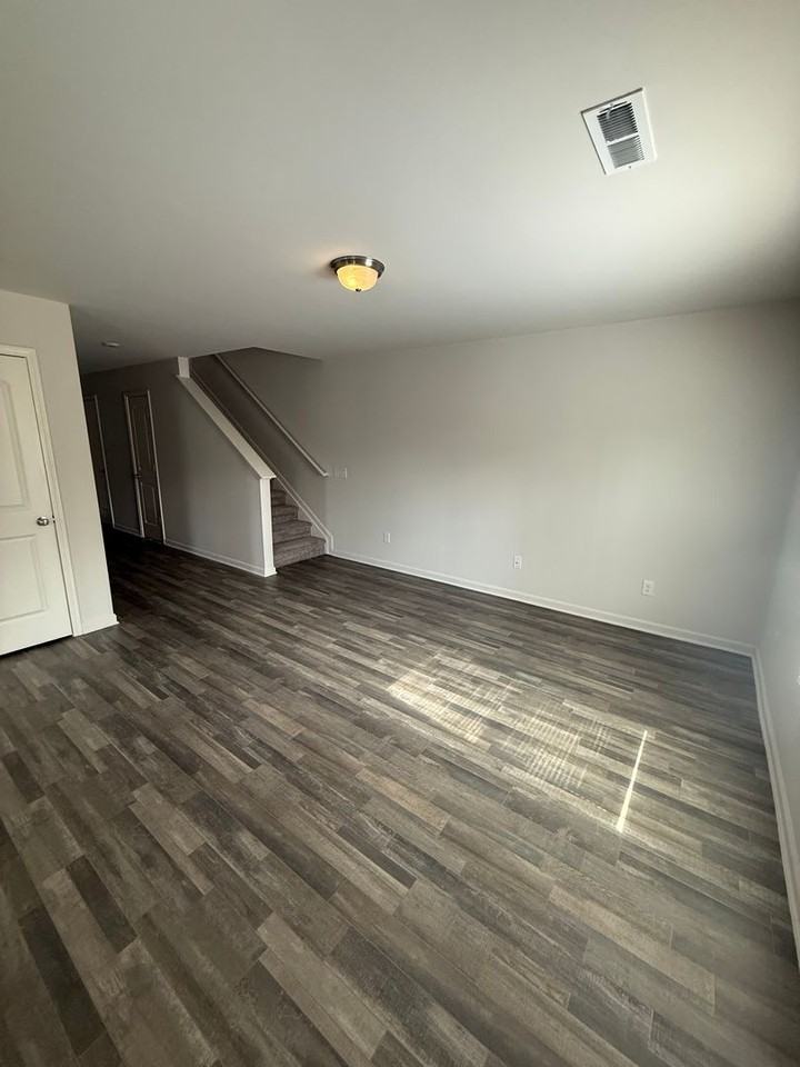 1492 Oriole Dr - Photo 4 of 10