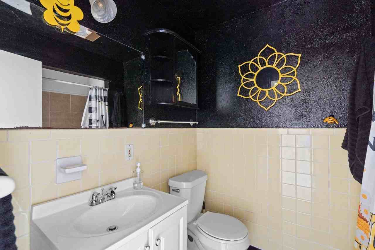 810 93rd St - Photo 4 of 10