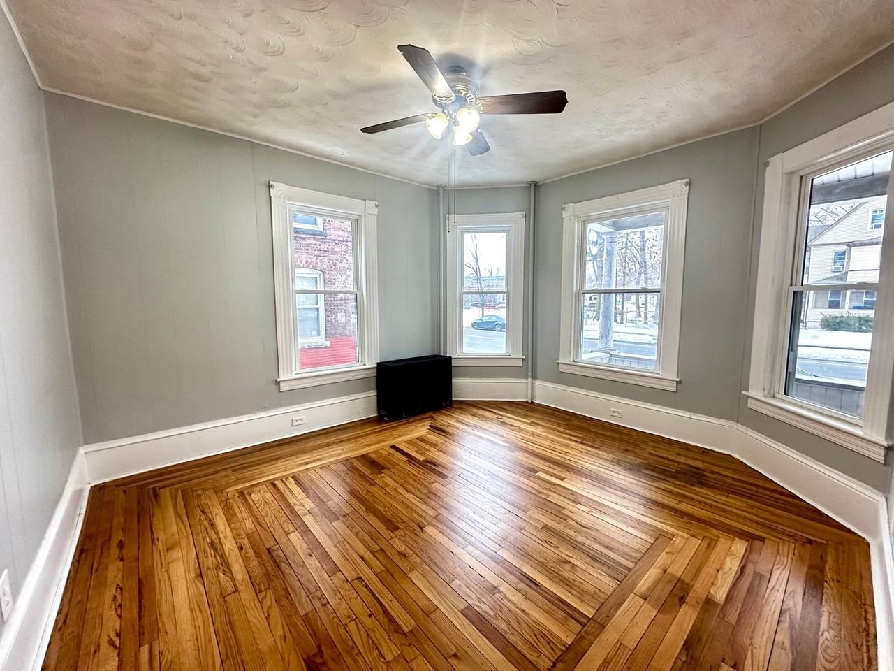 878 Chicopee St - Photo 6 of 20