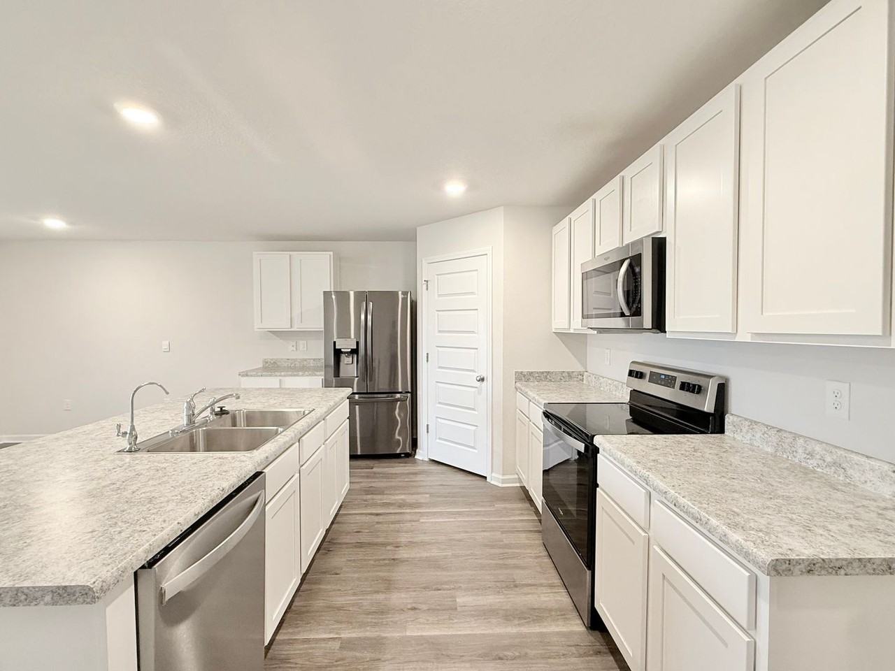 4400 White Cedar Ct - Photo 5 of 16