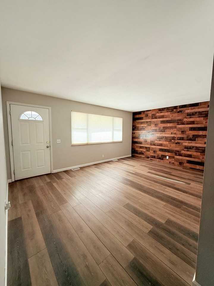 685 Crabapple Ln - Photo 2 of 20