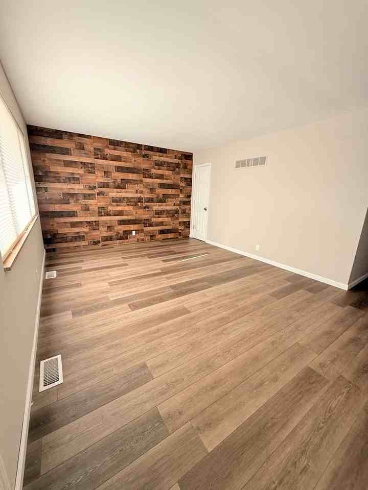 685 Crabapple Ln - Photo 3 of 20