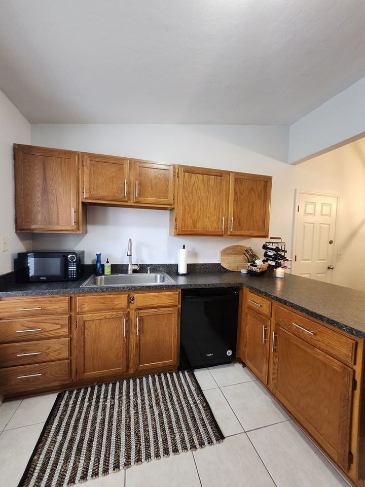 4801 Nw 2nd Pl - Photo 4 of 35