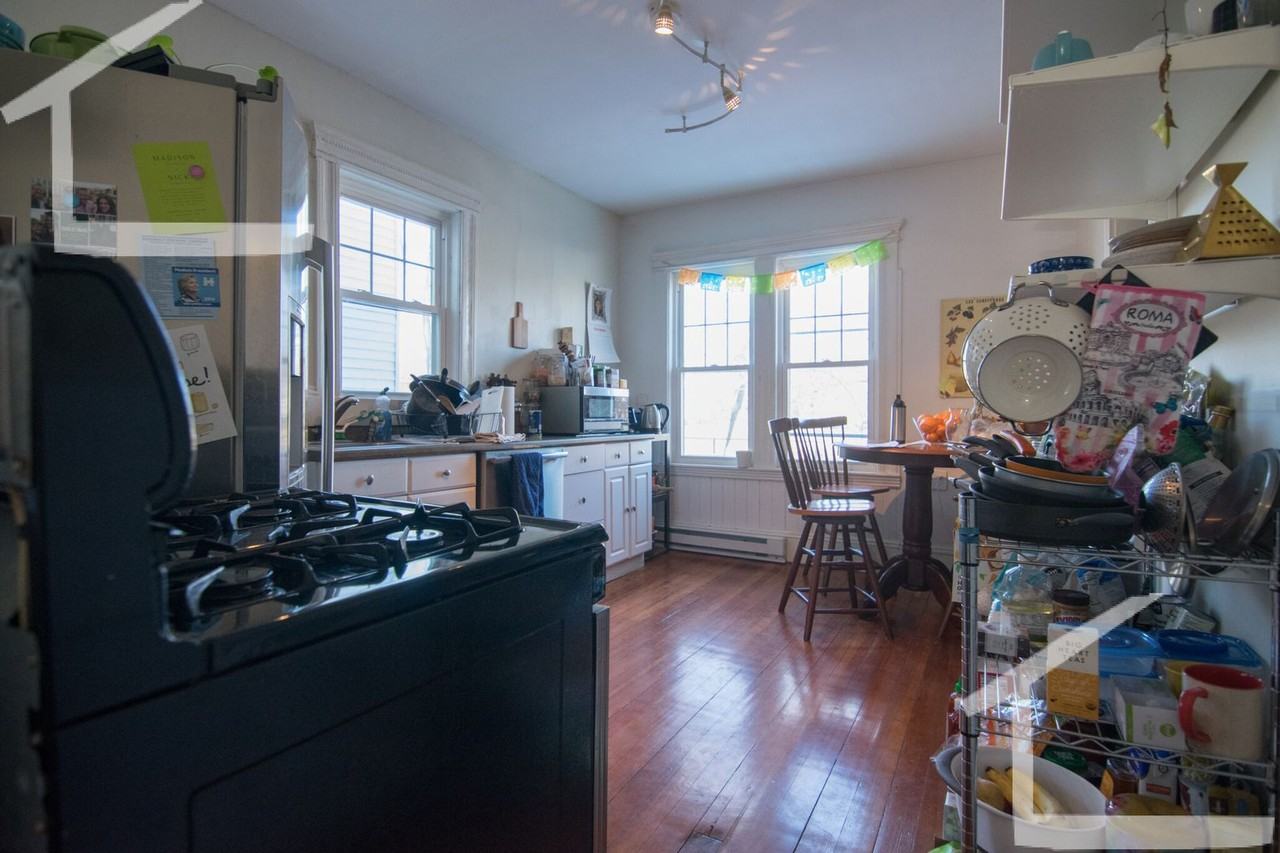 228 Harvard St - Photo 3 of 12