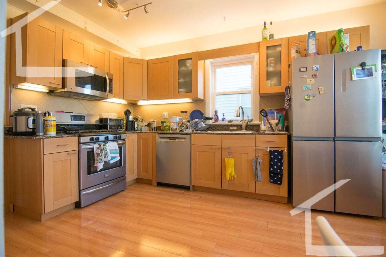 221 Harvard St - Photo 2 of 5